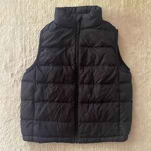 Kids’ black, lightweight puffer vest by Uniqlo, size 5/6. Great condition.